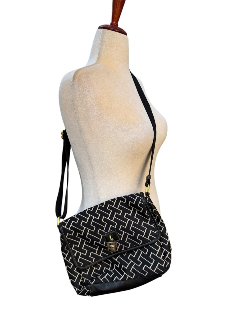 Tommy Hilfiger Signature Black Geo-Pattern Crossbody Bag Women 11”x9”